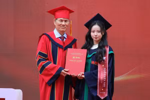 GS.TS Cao Tiến Đức, Hiệu trưởng BMU trao bằng tốt nghiệp cho 283 tân cử nhân. (Ảnh: Thế Hùng)