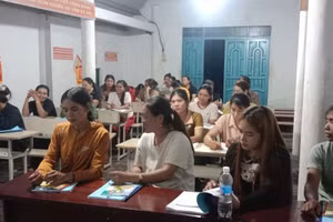 Lớp học nghề chăn nuôi được tổ chức vào buổi tối tại hội trường buôn. (Ảnh: TH)