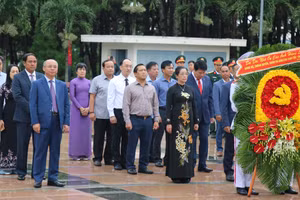 Lãnh đạo tỉnh Đắk Lắk dâng vòng hoa tưởng niệm các Anh hùng liệt sĩ. (Ảnh: T.H)