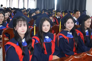 Gần 200 sinh viên nhận bằng tốt nghiệp trong đợt 1 năm 2026.(Ảnh: T.H)