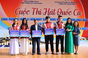 Đại diện Công ty TNHH Nguồn nhân lực Đại Dương, ông Phạm Huy Hưng trao học bổng cho học sinh THPT Đắk Lắk. (Ảnh: Thế Hùng)