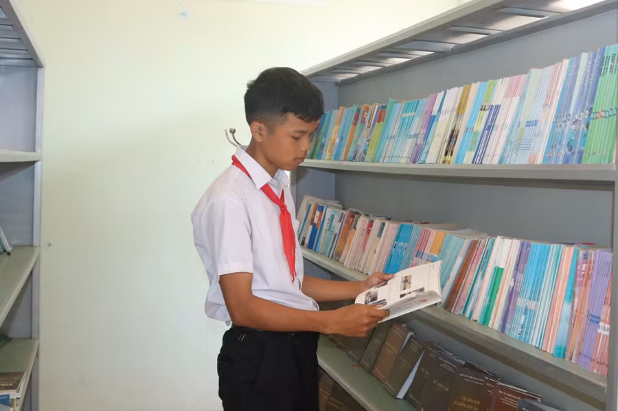 Em A Thụ, người Gié - Triêng tích cực trau dồi tri thức.