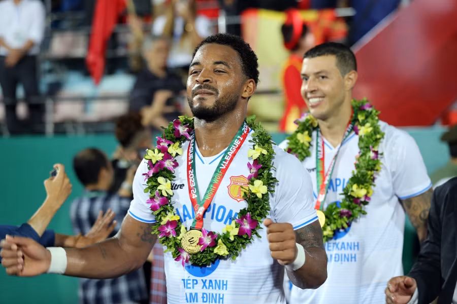 Tiền đạo Rafaelson ăn mừng chức vô địch V-League 2023/2024. Ảnh: ITN.