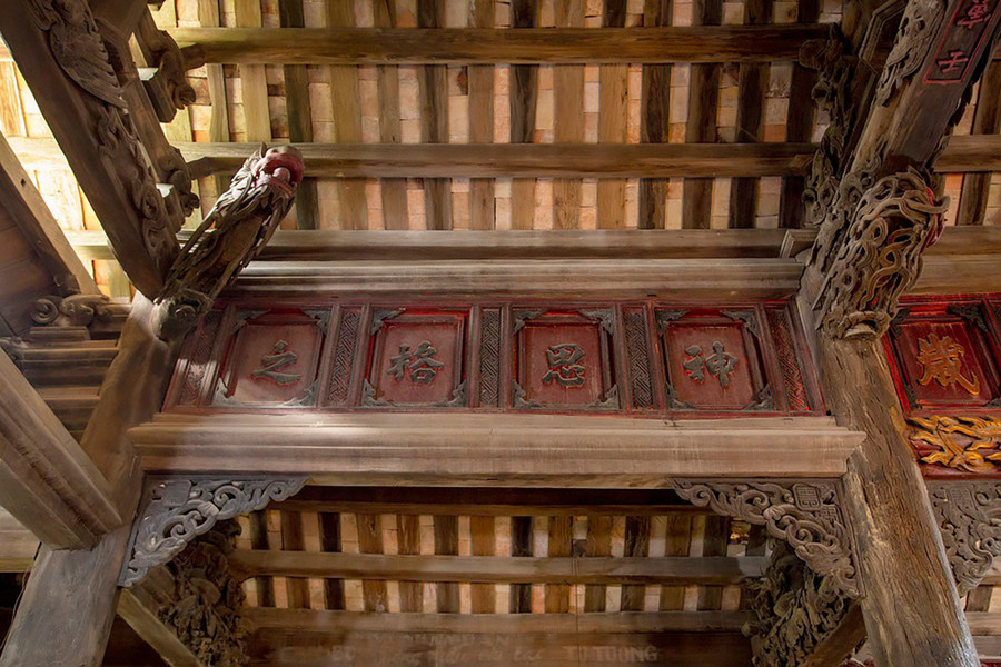 Hoành phi và họa tiết hoa văn gian giữa đình Trung Cần. Ảnh: Hồ Hà tong-tat-thang-danh-tuong-khai-khoa-mien-dat-hoc-3.jpg