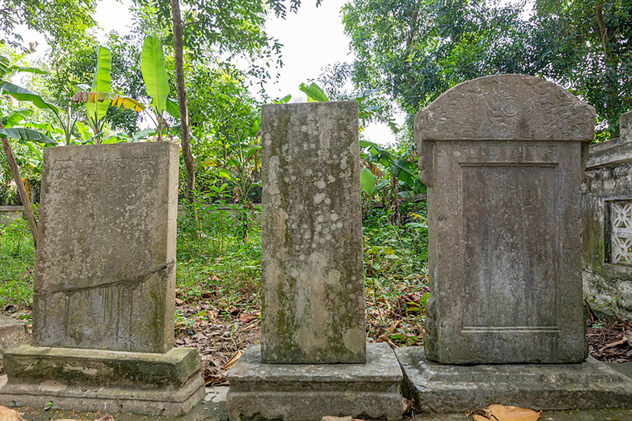 Bia đá trước sân đình Trung Cần. Ảnh: Hồ Hà tong-tat-thang-danh-tuong-khai-khoa-mien-dat-hoc-5.jpg