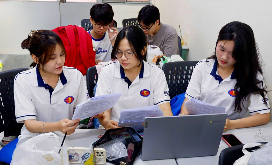 Võ Nguyễn Hoàng Lan (ngoài cùng bên phải) cùng nhóm bạn tại lớp học. Ảnh: NVCC
