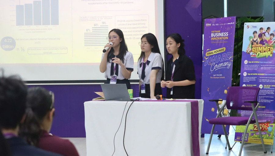 Đội thi đến từ Trường THPT chuyên Nguyễn Du (Đắk Lắk) trình bày phần thi. Ảnh: BTC ke-chuyen-dan-toc-bang-ngon-ngu-thoi-dai-2.jpg