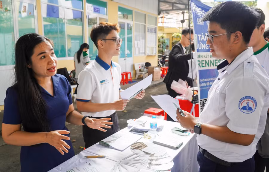 Học sinh Trường THPT Nguyễn Thị Diệu, phường Xuân Hòa (TPHCM) tham gia chương trình hướng nghiệp năm học 2025 - 2026. Ảnh: ITN