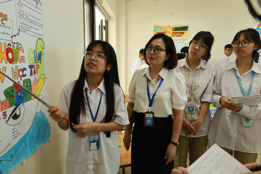 Cô, trò Trường THPT Yên Lãng (Hà Nội).