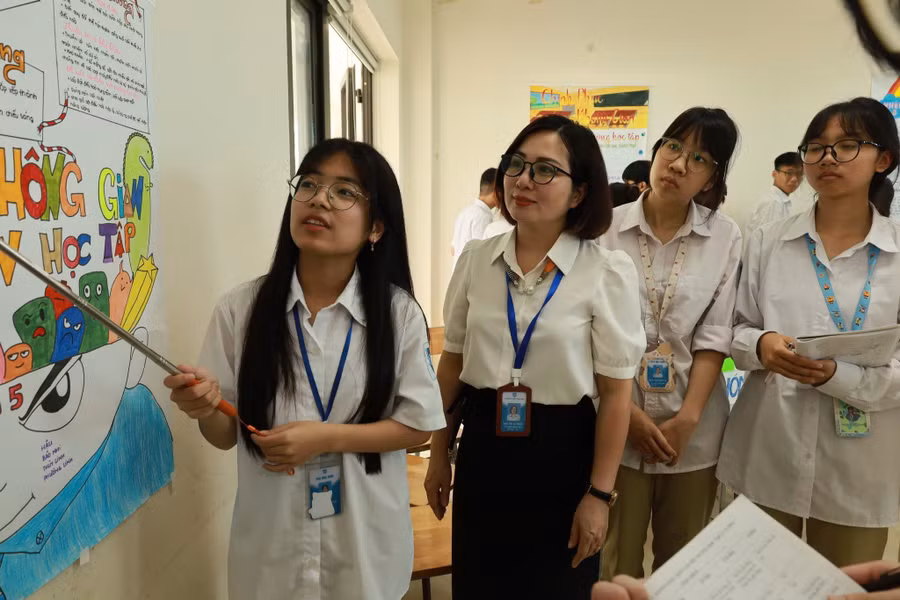 Cô, trò Trường THPT Yên Lãng (Hà Nội).