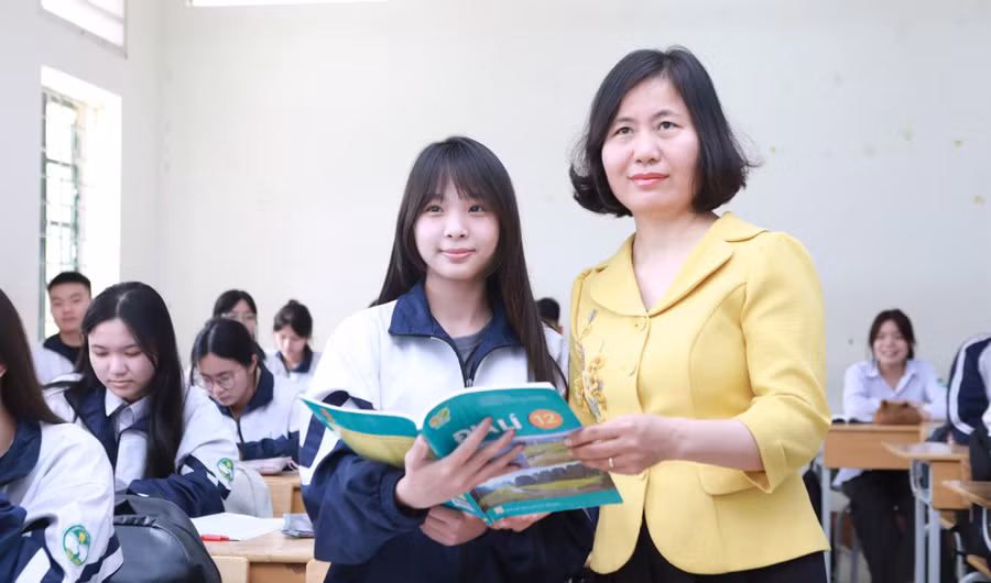 Cô Nguyễn Thị Hà trong giờ dạy Địa lí tại lớp 12A13, Trường THPT Hoài Đức B (Hà Nội). 