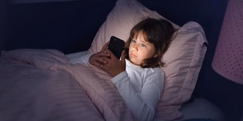 Trẻ dễ bị đánh thức bởi sự rung động và ánh sáng của điện thoại. (Nguồn: jw.org).
