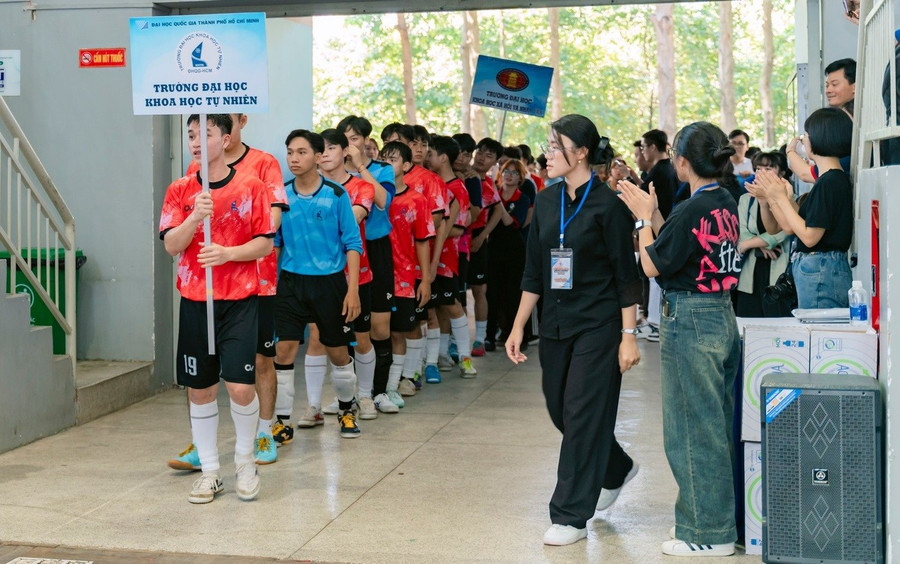 Sinh viên Đại học Quốc gia TPHCM tham gia thi đấu và cổ vũ tại Hội thao sinh viên Đại học Quốc gia TPHCM năm 2024. Ảnh: VNUHCM