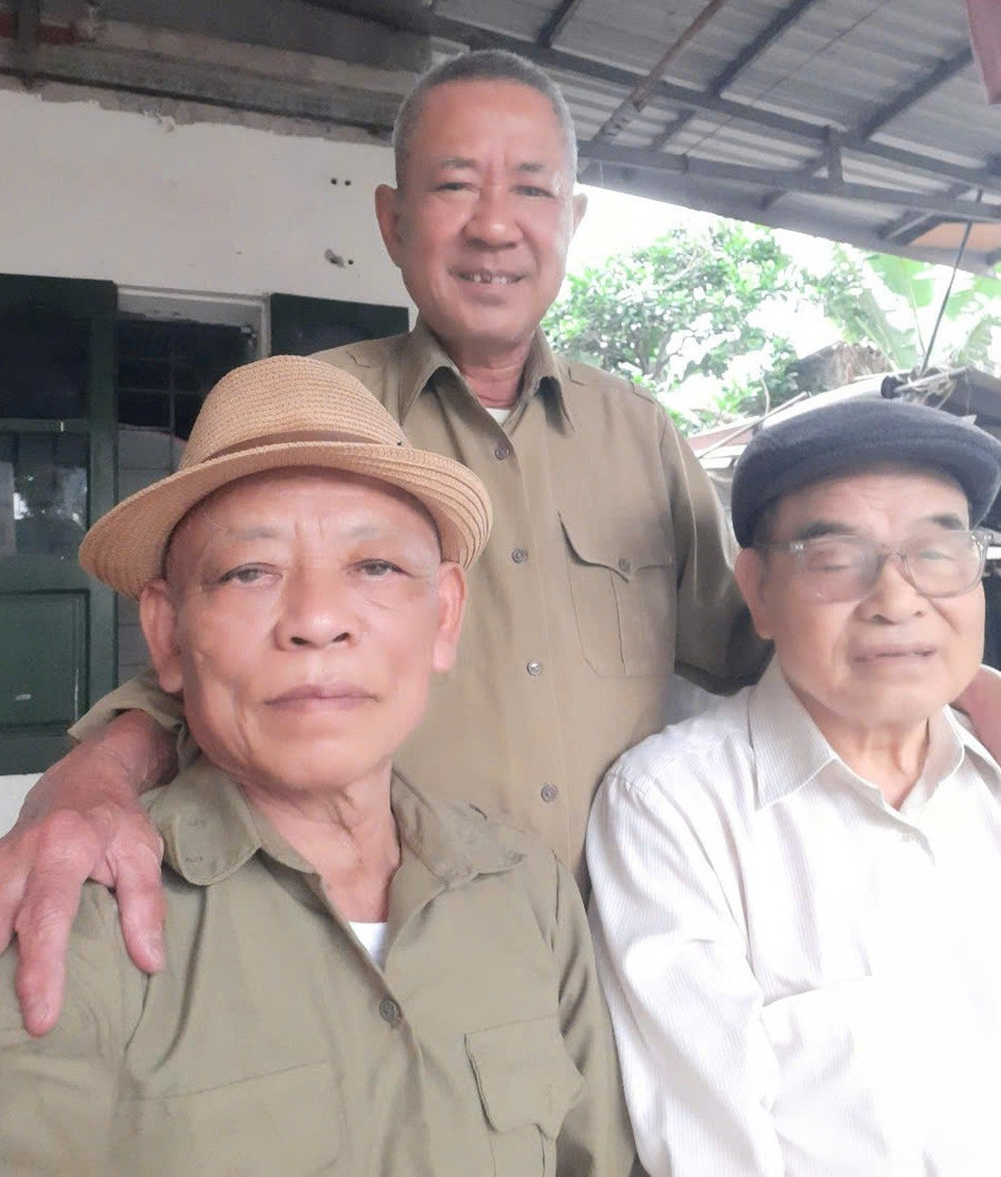 Các cựu chiến binh, từ trái qua: Thiếu úy Trần Kế Hoàn, Trung tá Trần Như Hoàn và Thượng sĩ Đỗ Ngọc Minh (Lữ đoàn 52, Quân khu V). Ảnh: NVCC. cung-tien-ve-sai-gon-4.jpg