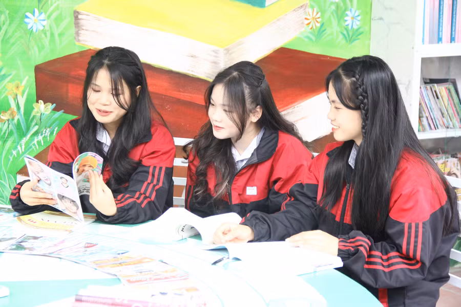 Học sinh Trường THPT Chi Lăng (Lạng Sơn) đọc sách tại thư viện xanh của trường. Ảnh: Sỹ Điền