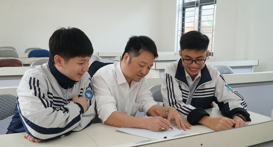 Trần Đức Mạnh và Lê Nam Trường cùng thầy giáo hướng dẫn Lê Minh Triết. Ảnh: Hồ Lài hoc-sinh-sang-che-may-loc-bui-min-2.jpg
