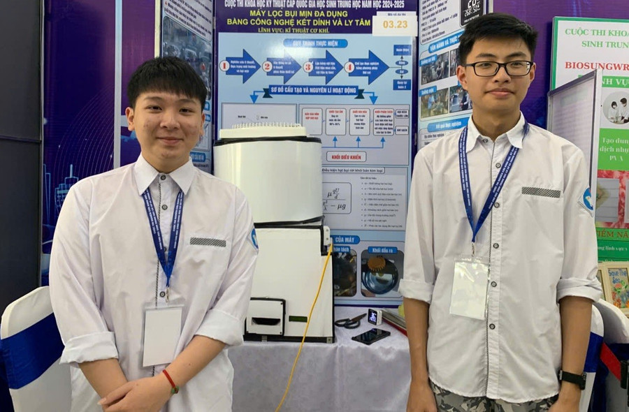 Sản phẩm “Máy lọc bụi mịn đa dụng bằng công nghệ kết dính và ly tâm” tại Cuộc thi Khoa học kỹ thuật cấp quốc gia. Ảnh: NVCC