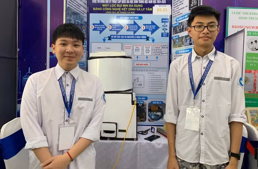 Sản phẩm “Máy lọc bụi mịn đa dụng bằng công nghệ kết dính và ly tâm” tại Cuộc thi Khoa học kỹ thuật cấp quốc gia. Ảnh: NVCC