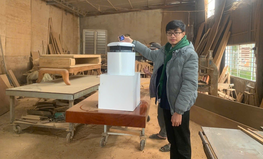 Nhóm tác giả đưa máy lọc bụi mịn đến thực nghiệm tại xưởng gỗ trên địa bàn. Ảnh: NVCC hoc-sinh-sang-che-may-loc-bui-min-3.jpg
