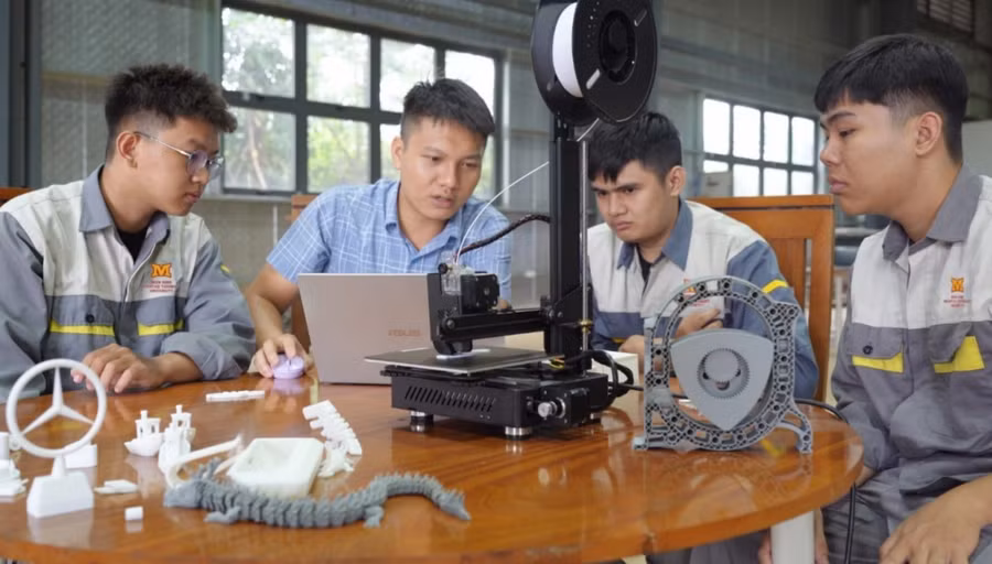 Sinh viên Trường Đại học Công nghệ Miền Đông tại một buổi thực hành. Ảnh: MIT.Uni