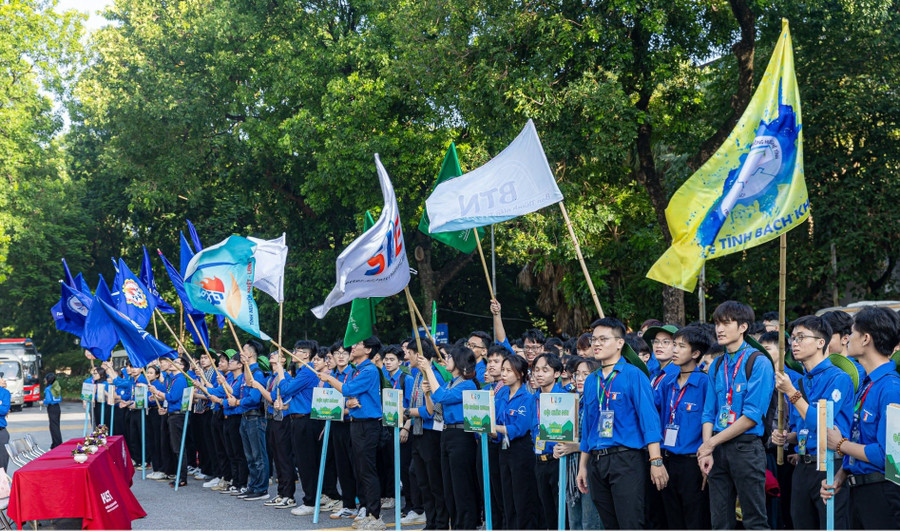 Gần 1.000 sinh viên tình nguyện tham gia Lễ ra quân chiến dịch “Mùa hè xanh 2024”, ngày 15/7. Ảnh: HUST.