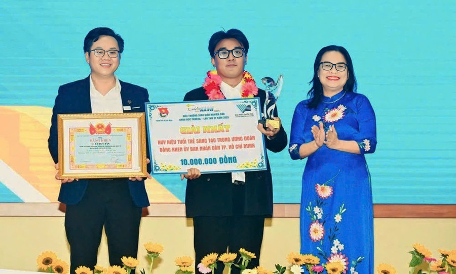 Ngô Vũ Cao Long nhận Bằng khen giải Nhất Giải thưởng Sinh viên Nghiên cứu Khoa học Eureka 2025. Ảnh: NVCC