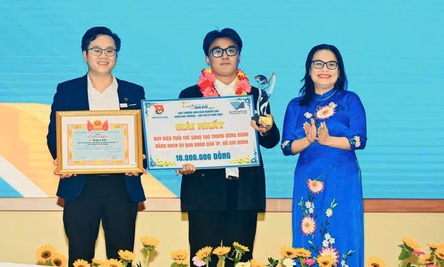 Ngô Vũ Cao Long nhận Bằng khen giải Nhất Giải thưởng Sinh viên Nghiên cứu Khoa học Eureka 2025. Ảnh: NVCC