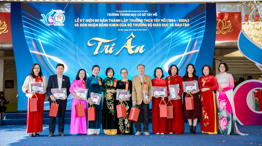 Trường THCS Tây Mỗ tặng quà tri ân các thế hệ cựu giáo chức. Ảnh: TG
