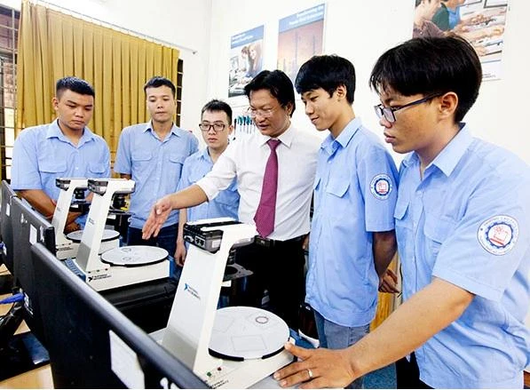 Sinh viên Trường Cao đẳng nghề TPHCM trong giờ học thực hành. Ảnh: NTCC