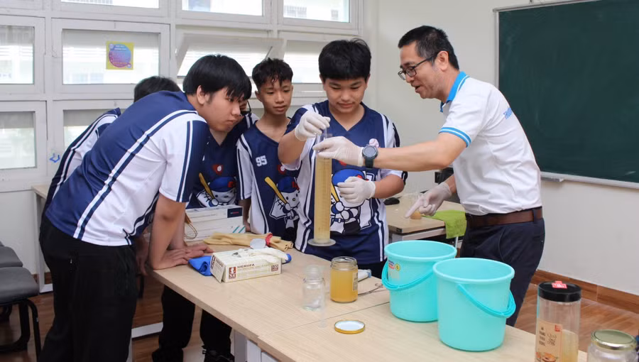 Học sinh trải nghiệm nghề nghiệp tại Trường ĐH Sư phạm Kỹ thuật, ĐH Đà Nẵng. Ảnh: NTCC