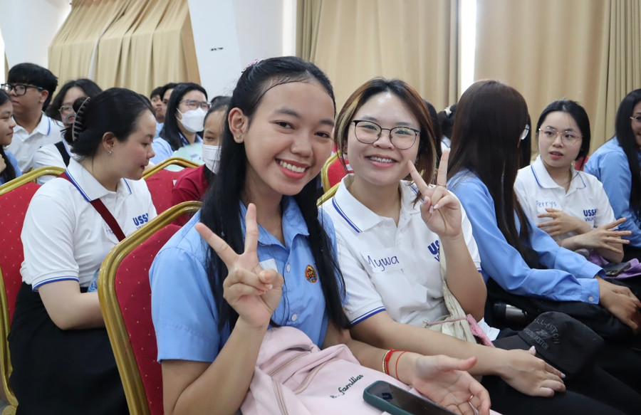 Sinh viên Trường Đại học Khoa học Xã hội và Nhân văn (Đại học Quốc gia TPHCM) giao lưu văn hóa với sinh viên Đại học Hoàng gia Phnôm Pênh. Ảnh: HCMUSSH 