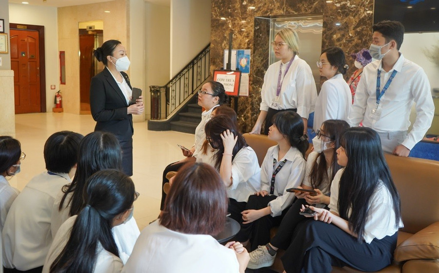 English Language students from Ho Chi Minh City Open University visit a business. Photo: HCMOU chuyen-minh-don-dau-xu-the-nghe-nghiep-1.jpg