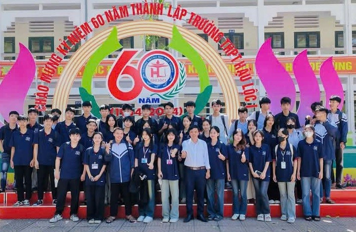 Thầy Nguyễn Văn Luyện (áo trắng hàng trên) và học sinh Trường THPT Hậu Lộc 1. Ảnh: TG