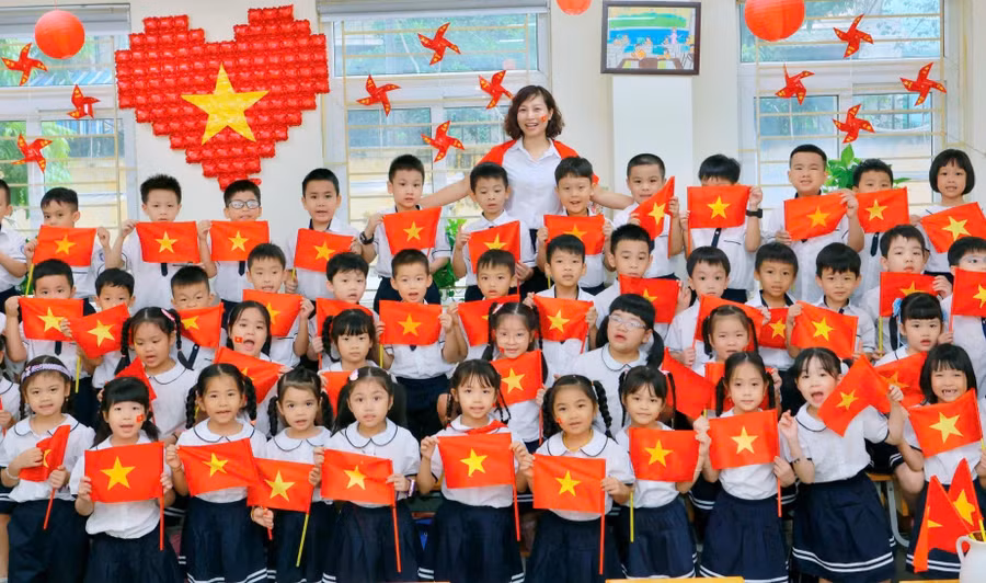 Cô trò Trường Tiểu học Dịch Vọng B (Hà Nội) trong ngày tựu trường năm học 2025 - 2026: Ảnh minh họa: INT