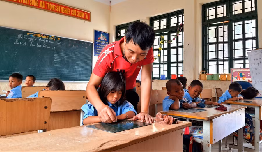 Thầy – trò vùng cao. Ảnh: ITN