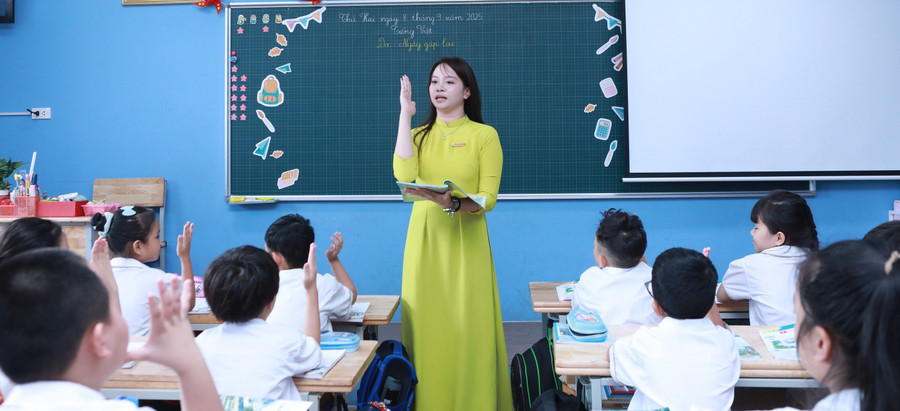 Cô trò Trường Tiểu học Đại Mỗ 3 (Tây Mỗ, Hà Nội). Ảnh: Đình Tuệ