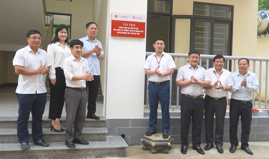 Hà Tĩnh hiện có 15 dãy nhà công vụ giáo viên với tổng cộng 161 phòng. (Trong ảnh: Bàn giao nhà công vụ cho Trường THCS Hương Lâm, xã Hương Xuân, Hà Tĩnh). Ảnh: Cổng TTĐT Hà Tĩnh diem-tua-yeu-thuong-1.jpg