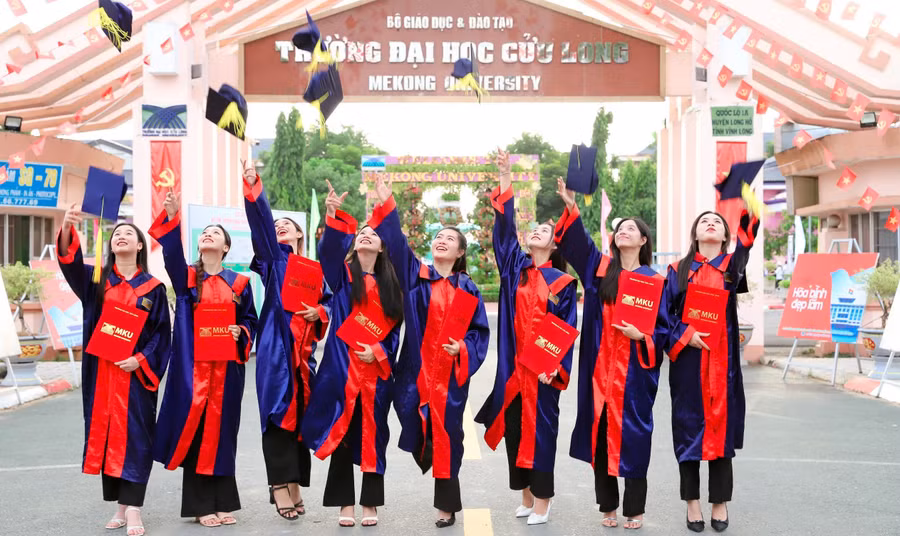 Sinh viên Trường Đại học Cửu Long trong ngày tốt nghiệp. Ảnh: Q. Ngữ