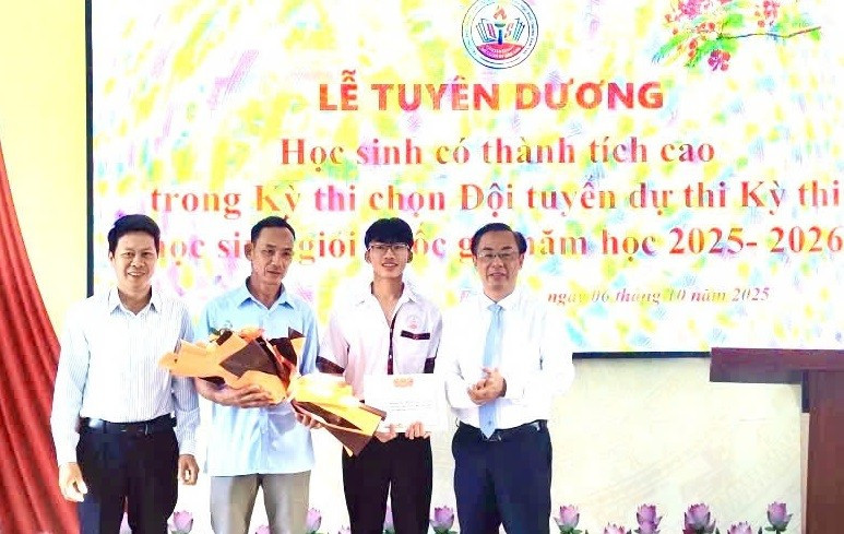 Trường PTDTNT THPT Đam San biểu dương thành tích của học sinh Nguyễn Thọ Hoàng Anh. Ảnh: Thành Tâm