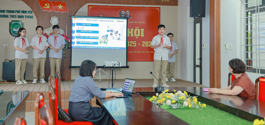 Nhóm học sinh Trường THCS Định Trung trong một buổi thuyết trình về “AI - No Vape Life”. du-an-ai-no-vape-life-1.jpg