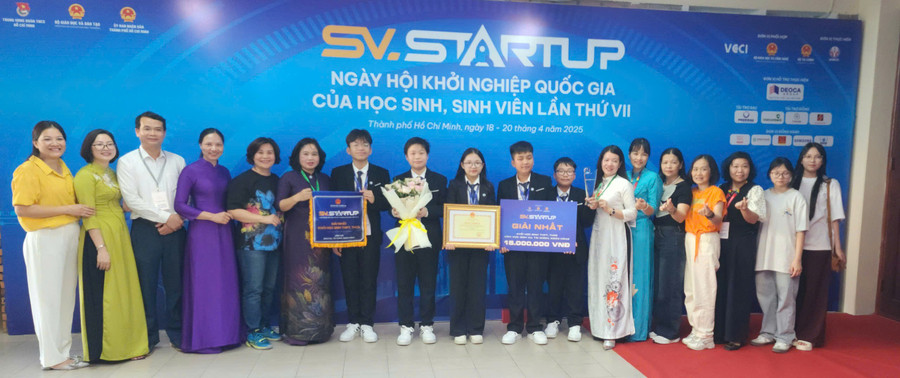Nhóm tác giả cùng đại diện Phòng GD&ĐT TP Vĩnh Yên và phụ huynh sau khi nhận giải. du-an-ai-no-vape-life-2.jpg