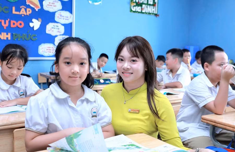 Cô, trò Trường Tiểu học Đại Mỗ 3, phường Tây Mỗ, Hà Nội. Ảnh: Đình Tuệ 