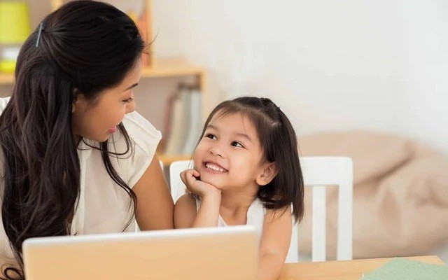 Gia đình cần chủ động hỗ trợ con tiếp cận với công nghệ. Ảnh minh họa: ITN