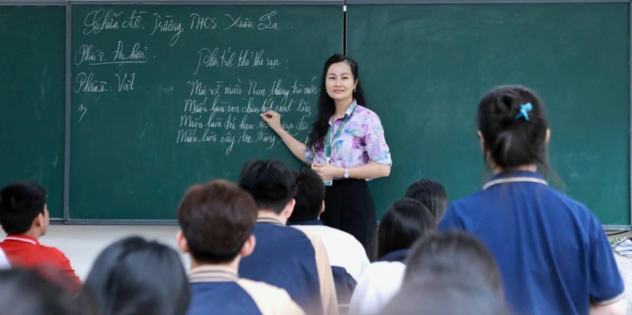 Cô trò lớp 9A4, Trường THCS Nguyễn Bỉnh Khiêm (Long Biên, Hà Nội) chữa đề khảo sát môn Ngữ văn của trường bạn. Ảnh: Đình Tuệ