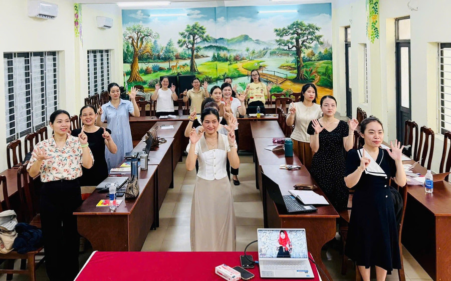 ຄູອາຈານຂອງໂຮງຮຽນປະຖົມຮ່ວາງຫວູເຂົ້າຮ່ວມການຝຶກອົບຮົມໂຄງການໂຮງຮຽນຂຽວ - ສະອາດ - ສຸຂະພາບ ເພື່ອກະກຽມໃຫ້ແກ່ສົກຮຽນ 2025 - 2026. ພາບ: NTCC quy-doi-hoat-dong-chuyen-mon-thanh-dinh-muc-tiet-day-1.jpg