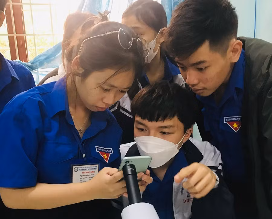 Học sinh lớp 10 Trường THPT số 2 Đức Phổ thực hành môn Sinh học tại phòng bộ môn. Ảnh: NTCC