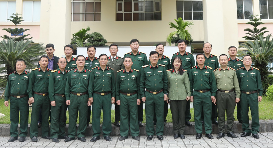 Tập thể Vụ Giáo dục Quốc phòng và An ninh, Bộ GD&ĐT. Ảnh: Lê Cường