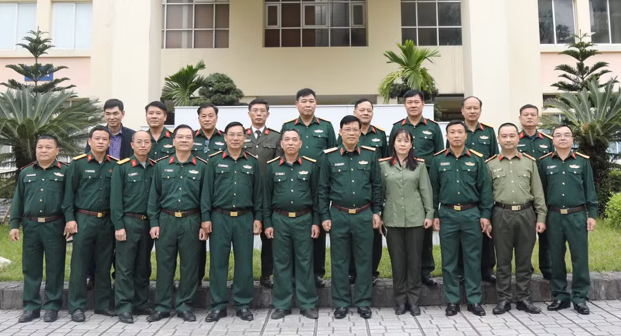 Tập thể Vụ Giáo dục Quốc phòng và An ninh, Bộ GD&ĐT. Ảnh: Lê Cường