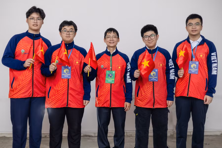Đoàn học sinh Việt Nam tham dự Olympic Hóa học quốc tế Mendeleev năm 2025. Ở giữa là thầy trưởng đoàn Nguyễn Hùng Huy. Ảnh: BTC IMChO