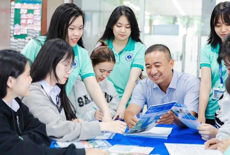 ThS Phạm Thái Sơn - Giám đốc Trung tâm Tuyển sinh và Truyền thông, Trường Đại học Công Thương TPHCM trao đổi cùng sinh viên. Ảnh: NVCC